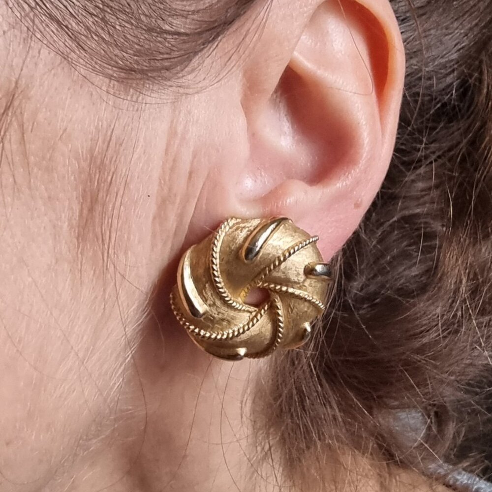 Rare Find Vintage TRIFARI CROWN Gold Tone Clip On Earrings